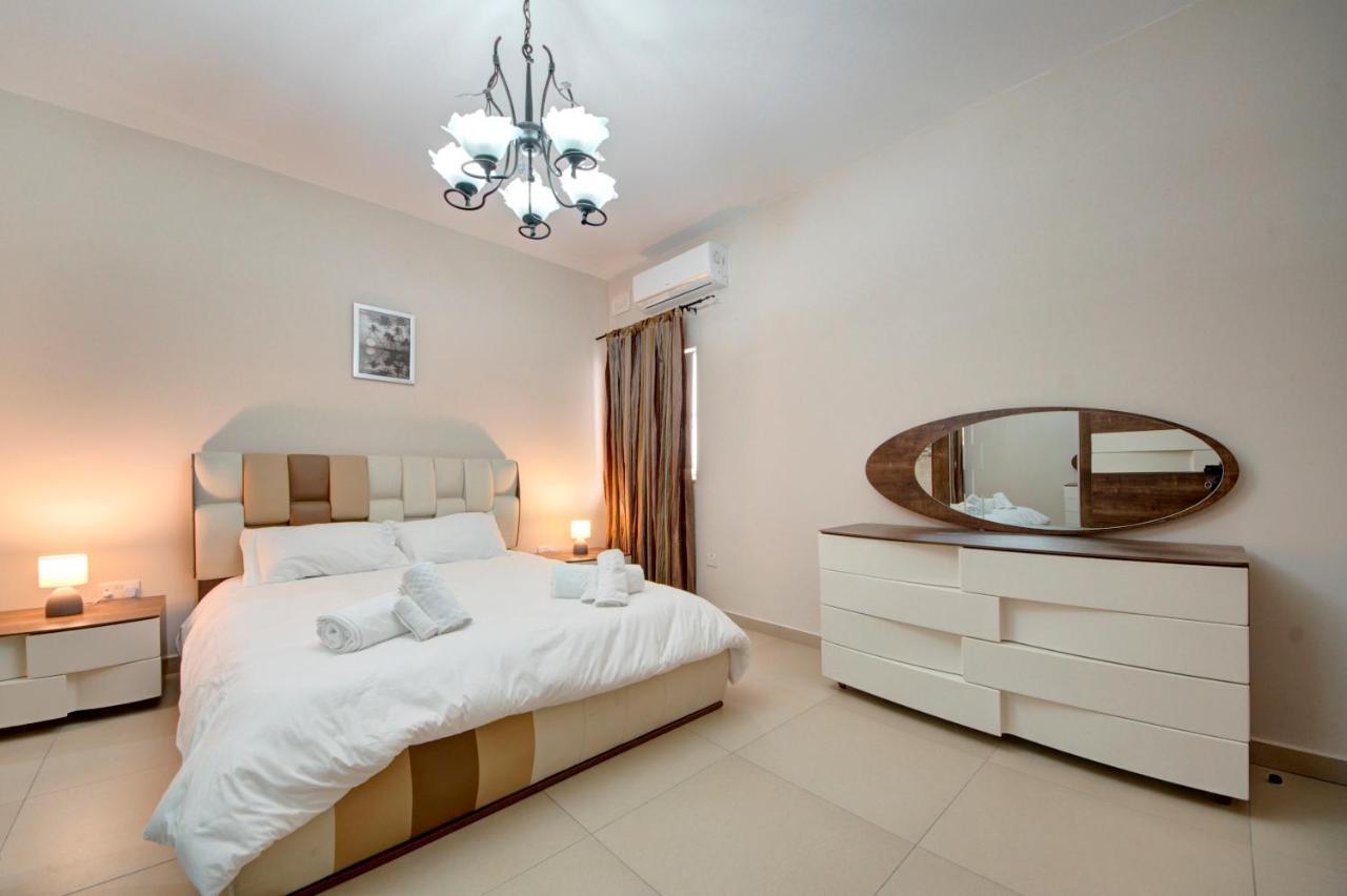 Modern Seaside 2 Bedroom Penthouse With Sea Views St. Paul's Bay Buitenkant foto