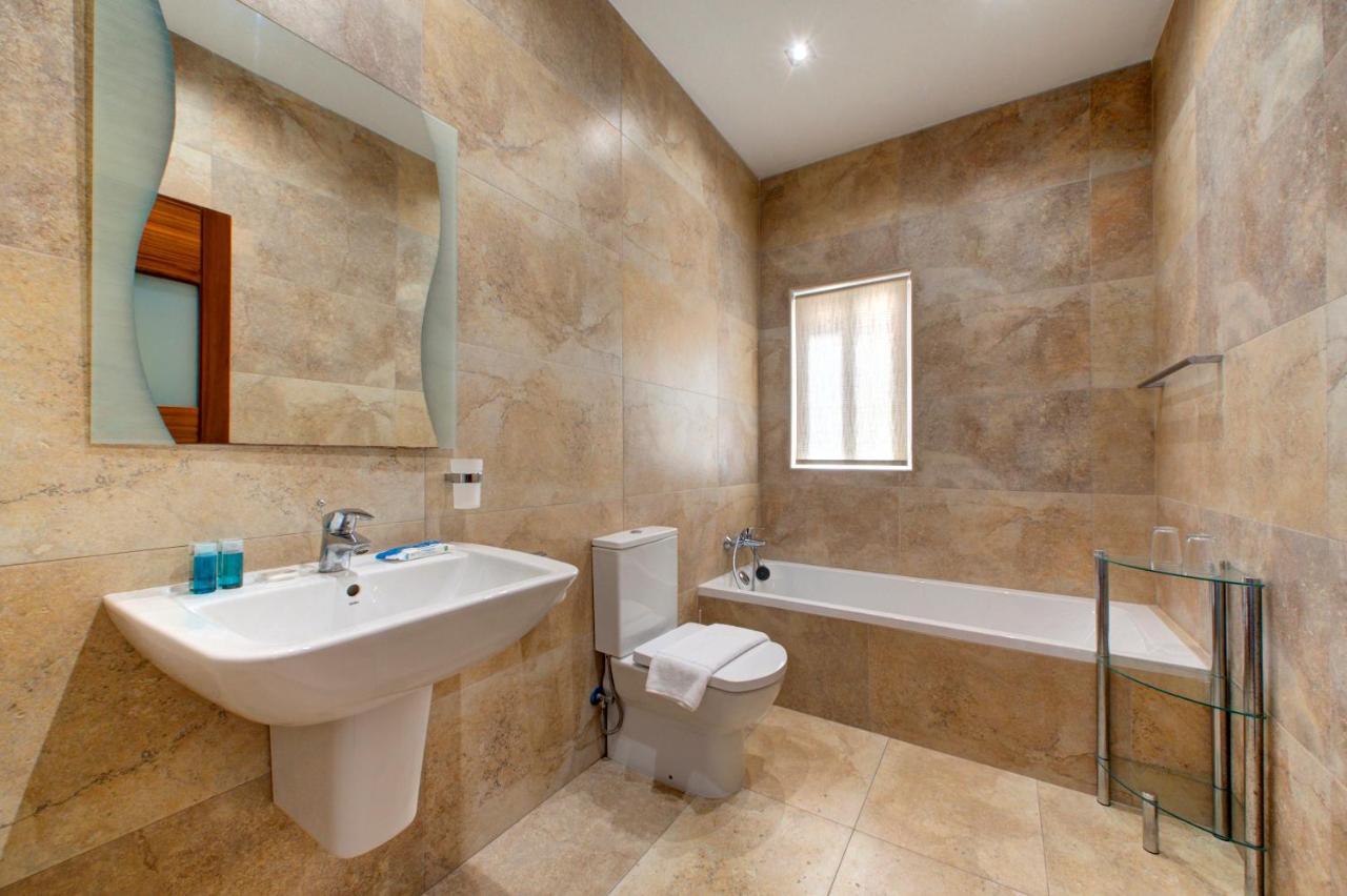 Modern Seaside 2 Bedroom Penthouse With Sea Views St. Paul's Bay Buitenkant foto